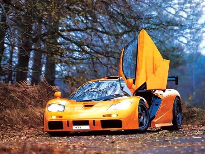 9. Mclaren F1- O pohon se stará atmosférický 6,1 litrový dvanáctiválec BMW s výkonem 461 kW (627 k). 9. Mclaren F1- O pohon se stará atmosférický 6,1 litrový dvanáctiválec BMW s výkonem 461 kW (627 k).