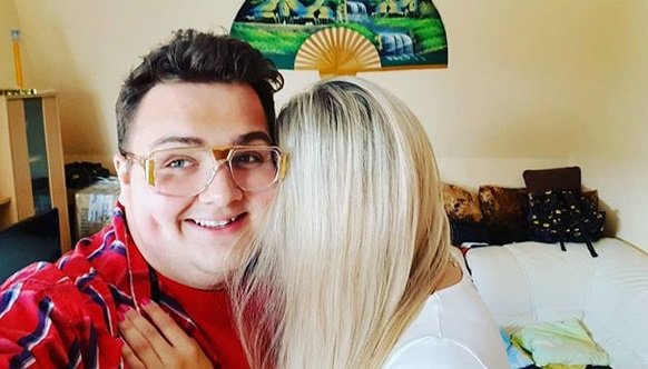 Stejně jako FattyPillow pochází z Třebíče. Stejně jako FattyPillow pochází z Třebíče.