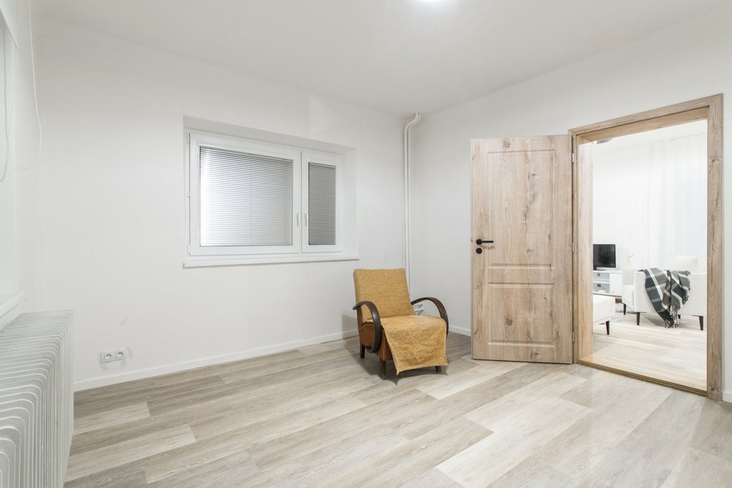 V ložnici designéři udělali novou podlahu a omítky, zbytek je na Tomášovi V ložnici designéři udělali novou podlahu a omítky, zbytek je na Tomášovi