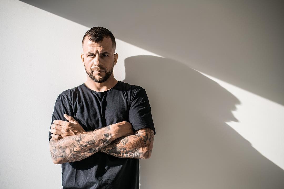 Sám je úspěšným rapperem Sám je úspěšným rapperem