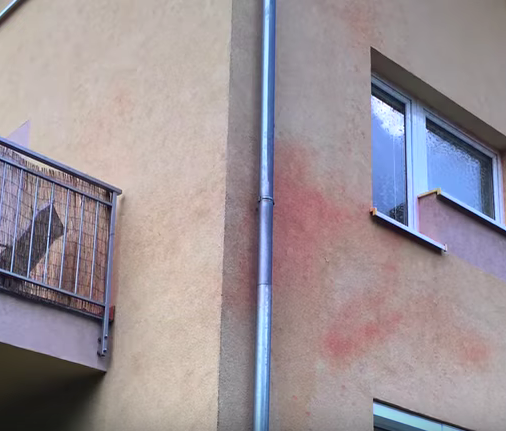 Zničená fasáda Zničená fasáda