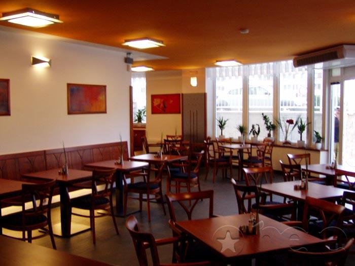 Majiteli se nesplnilo očekávání. „Vyškrtal nám celý lístek a od té doby do restaurace nepřišla ani noha. Vracíme se zpátky k tomu, jak jsme to tu měli, a lidé se začínají taky postupně vracet. Jít do téhle show byl můj největší omyl,“ říká majitel Majiteli se nesplnilo očekávání. „Vyškrtal nám celý lístek a od té doby do restaurace nepřišla ani noha. Vracíme se zpátky k tomu, jak jsme to tu měli, a lidé se začínají taky postupně vracet. Jít do téhle show byl můj největší omyl,“ říká majitel