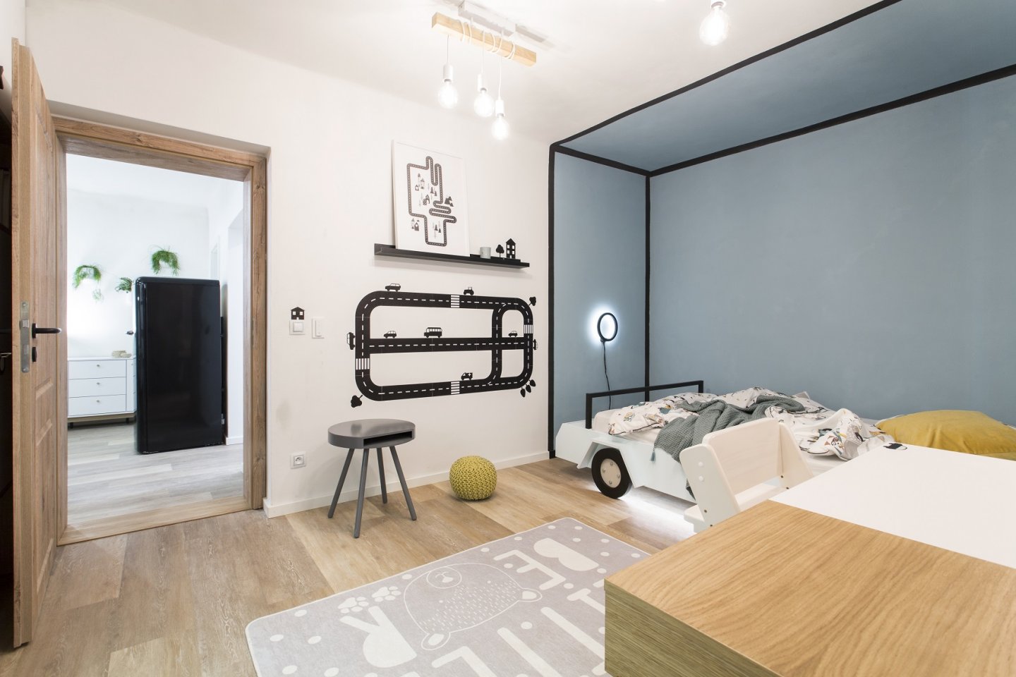 Designéři tu nechali probourat nové dveře, které vedou do obýváku Designéři tu nechali probourat nové dveře, které vedou do obýváku