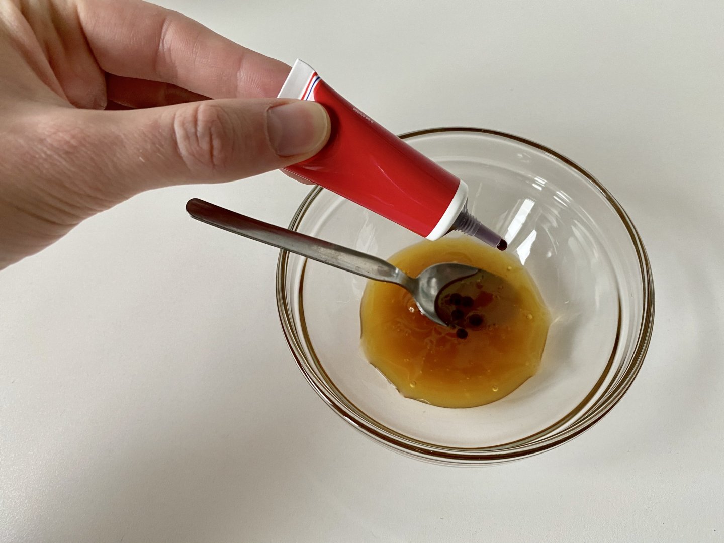 Do sirupu přidejte potravinářské barvivo Do sirupu přidejte potravinářské barvivo