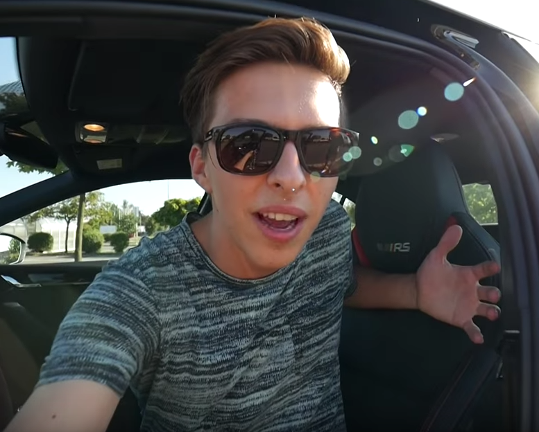 MenT má nové auto. MenT má nové auto.