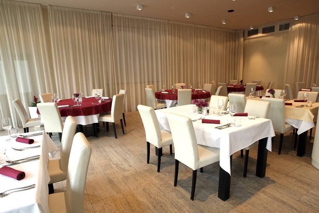 Restaurace Bohéma, jediná restaurace, ve které šéf nedotočil a odjel. Restaurace má novou majitelku Restaurace Bohéma, jediná restaurace, ve které šéf nedotočil a odjel. Restaurace má novou majitelku