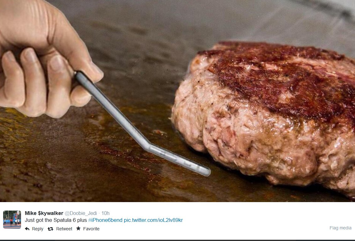 Ohnutý iPhone můžete použít i na obracení burgerů Ohnutý iPhone můžete použít i na obracení burgerů