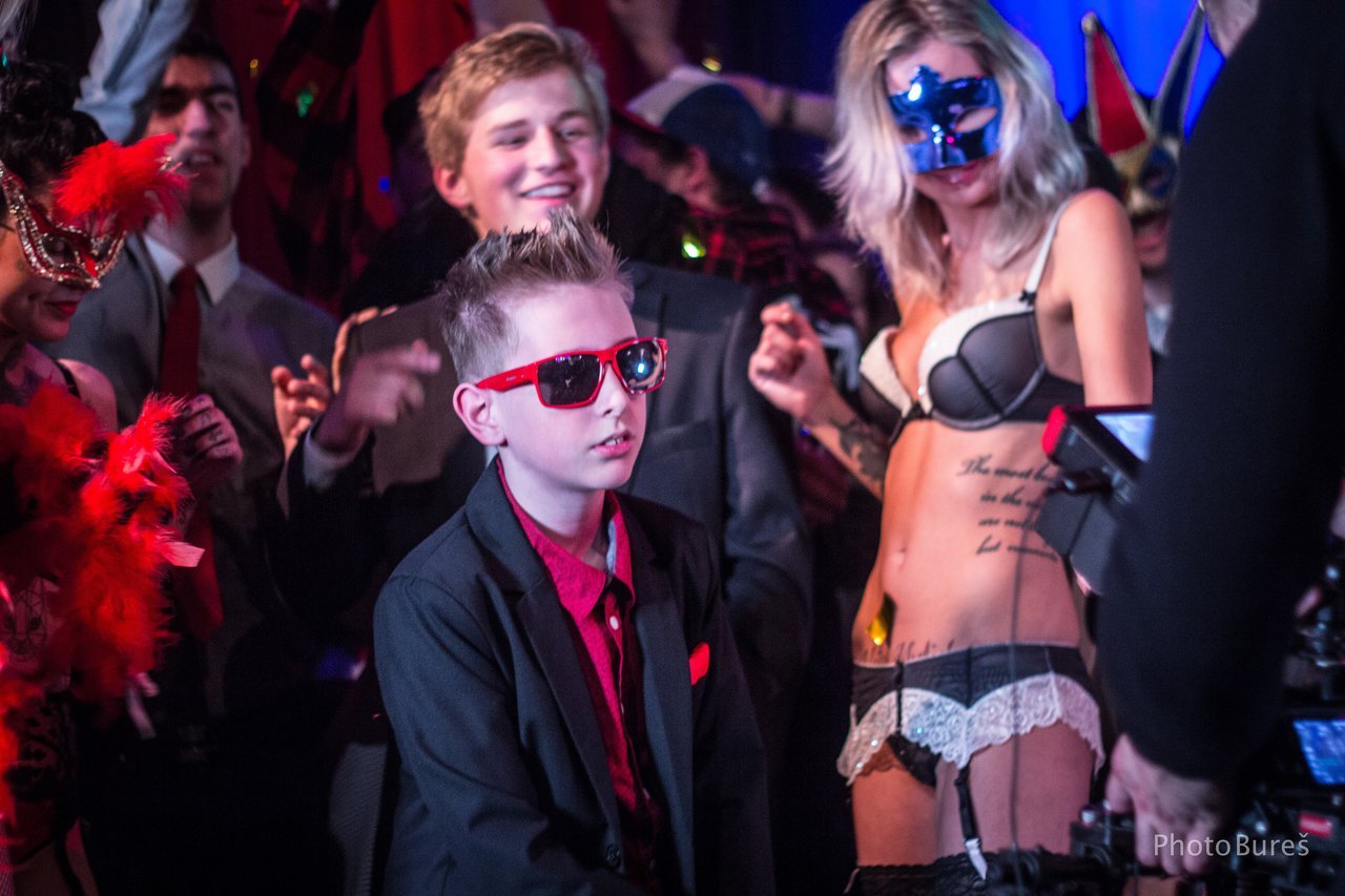 Misha v obležení prostitutek. Misha v obležení prostitutek.