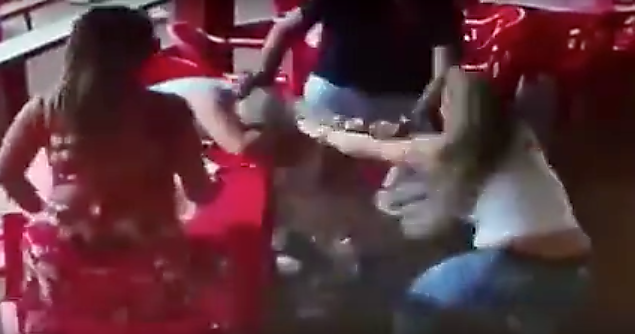 Začala se prát s milenkou svého muže. Začala se prát s milenkou svého muže.
