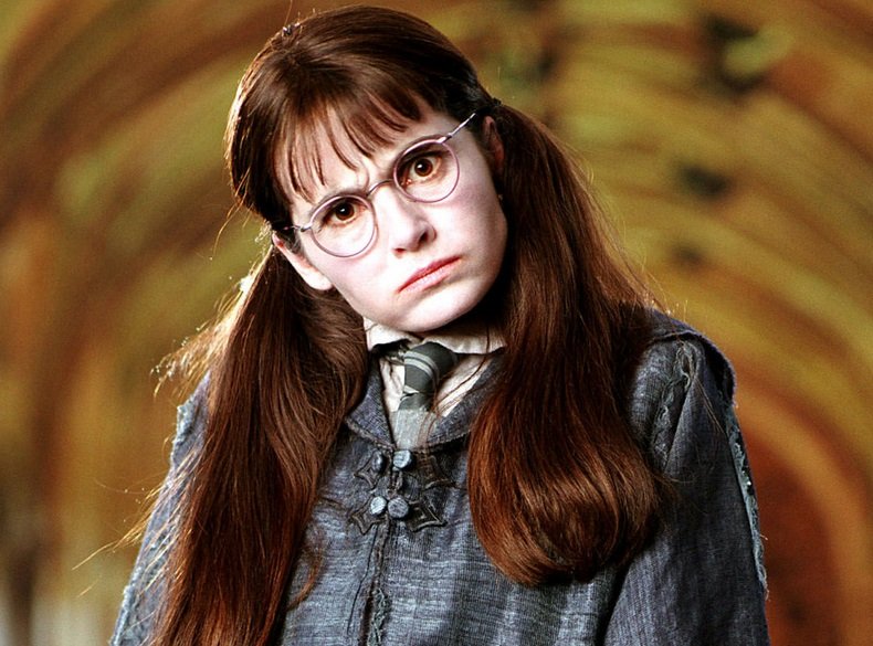 Všichni ji známe jako Ufňukanou Uršulu z Harryho Pottera. Všichni ji známe jako Ufňukanou Uršulu z Harryho Pottera.