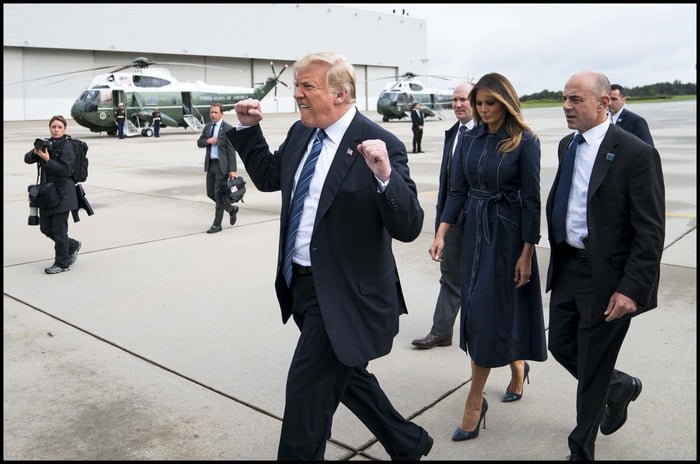Trumpův šílený pozdrav 7 Trumpův šílený pozdrav 7