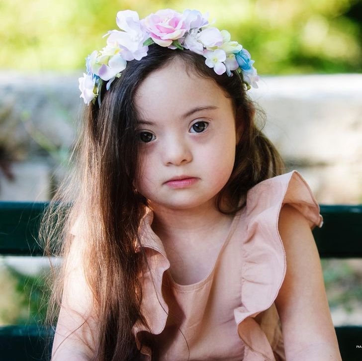 4letá dívka s Downovým syndromem pózuje jako modelka 8 4letá dívka s Downovým syndromem pózuje jako modelka 8