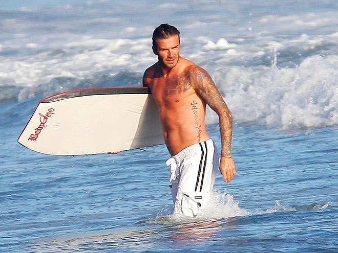 Fotbalová hvězda ukazuje své boogie boarding dovednosti a své ohromující tělo na pláži v Malibu. Fotbalová hvězda ukazuje své boogie boarding dovednosti a své ohromující tělo na pláži v Malibu.