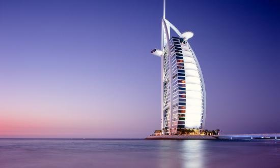 A opět Dubai. V roce 2010 se v Dubaji jeden britský pár políbil v restauraci a byl zatčen a následně odsouzen k měsíčnímu vězení A opět Dubai. V roce 2010 se v Dubaji jeden britský pár políbil v restauraci a byl zatčen a následně odsouzen k měsíčnímu vězení