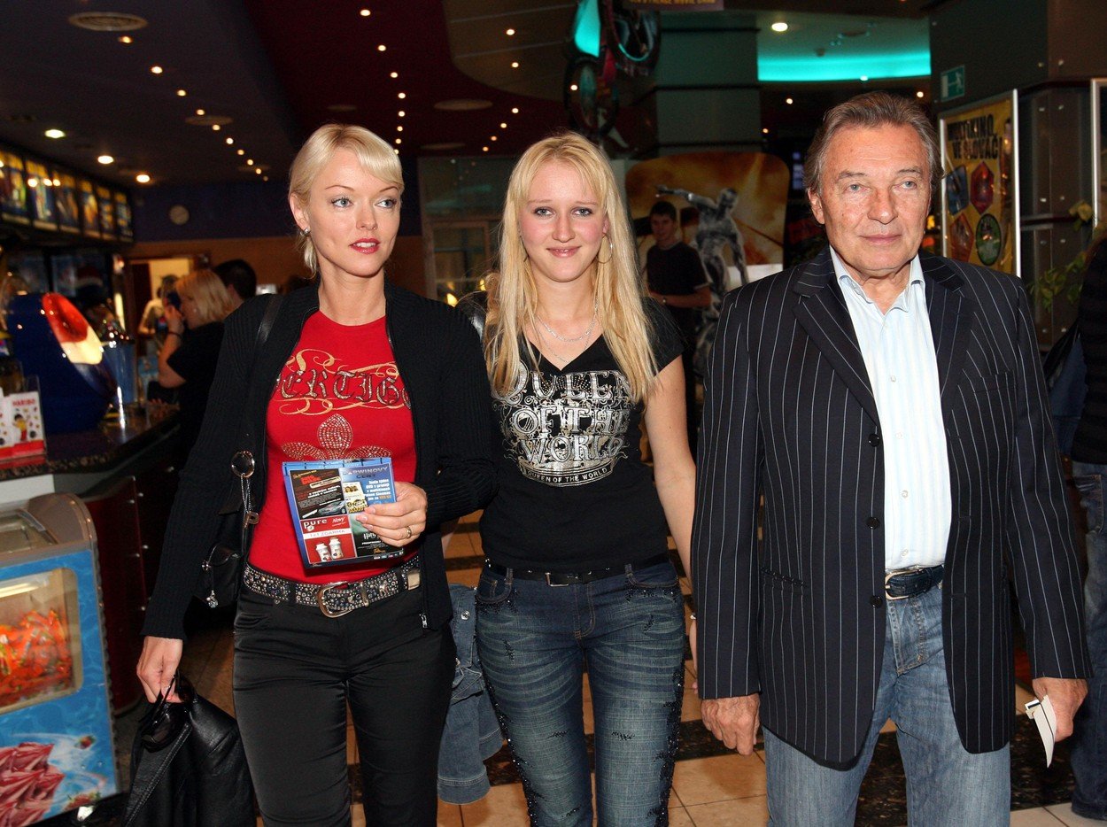 Karel Gott s dcerami Dominikou a Lucií Karel Gott s dcerami Dominikou a Lucií