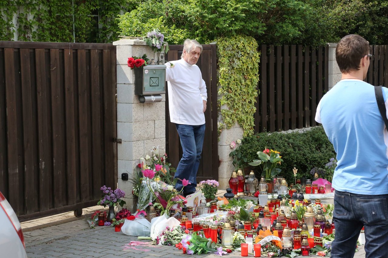 Květiny u domu Ivety Bartošové - Obrázek 1 Květiny u domu Ivety Bartošové - Obrázek 1