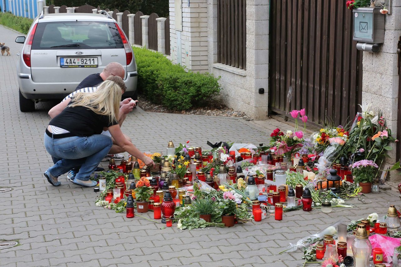 Lidé chodí spontánně k domu, kde bydlela Iveta Bartošová, pokládat zapálené svíčky a květiny Lidé chodí spontánně k domu, kde bydlela Iveta Bartošová, pokládat zapálené svíčky a květiny