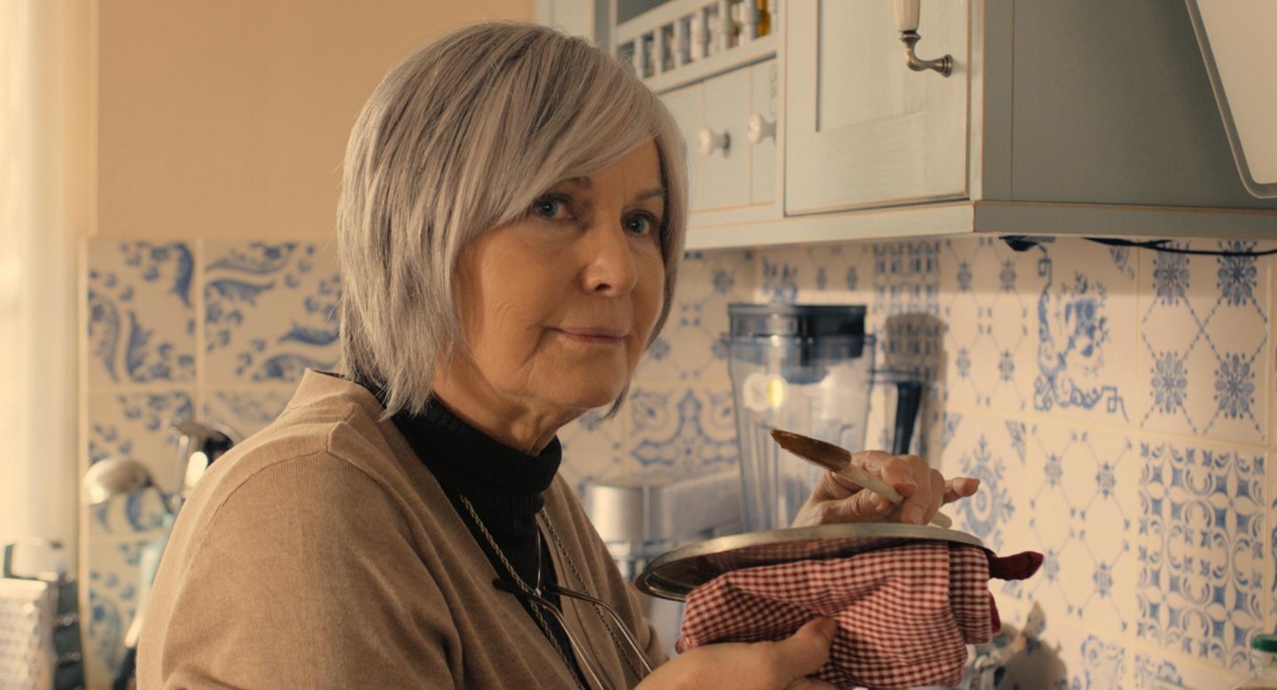 Eliška Balzerová ve filmu Příliš osobní známost. Eliška Balzerová ve filmu Příliš osobní známost.