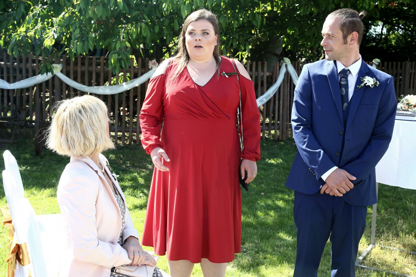 Julie jako svědek zapomene prsteny doma Julie jako svědek zapomene prsteny doma