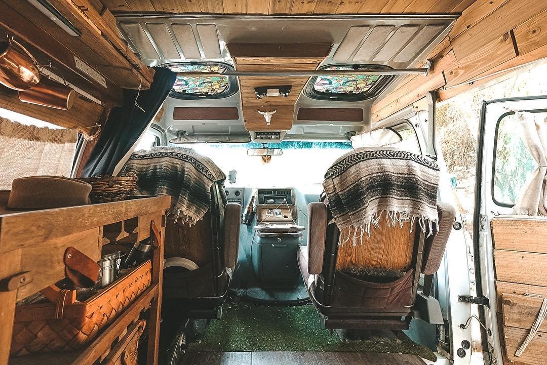 Karavan je navržen v americkém stylu. Karavan je navržen v americkém stylu.