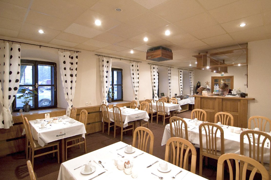 Hotel a restaurace U Apoštola. Nálepku rozhodně nedostali, jelikož jejich jídla byla opravdu děsná. V současné době má hotel v pronájmu nový majitel Hotel a restaurace U Apoštola. Nálepku rozhodně nedostali, jelikož jejich jídla byla opravdu děsná. V současné době má hotel v pronájmu nový majitel