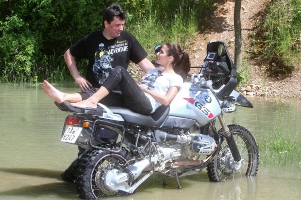 Moto cestou necestou - Eva Decastelo na mašině Moto cestou necestou - Eva Decastelo na mašině