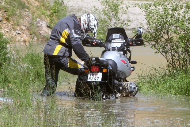 Moto cestou necestou - Pavel Liška dal své motorce napít Moto cestou necestou - Pavel Liška dal své motorce napít