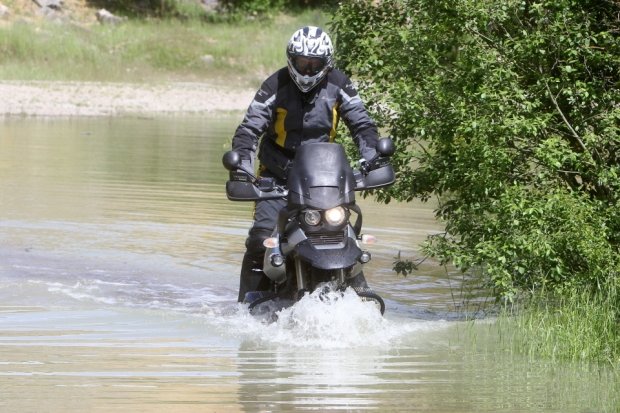 Moto cestou necestou - Pavel Liška na mašině projíždí zatopeným lomem Moto cestou necestou - Pavel Liška na mašině projíždí zatopeným lomem