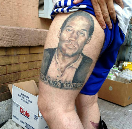 O. J. Simpson platil ve své době za velkou hvězdu, jenže pak jeho slibně rozjetou kariéru zasáhl nepříjemný soudní proces. Pán na fotografii bude nejspíš Simpsonův skalní fanoušek. O. J. Simpson platil ve své době za velkou hvězdu, jenže pak jeho slibně rozjetou kariéru zasáhl nepříjemný soudní proces. Pán na fotografii bude nejspíš Simpsonův skalní fanoušek.