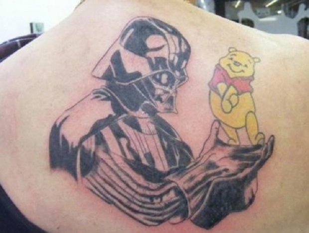 Který idol z dětství to u něj nakonec vyhraje? Darth Vader z Hvězdných válek, nebo medvídek Pú? Na zádech je má ale definitivně oba! Který idol z dětství to u něj nakonec vyhraje? Darth Vader z Hvězdných válek, nebo medvídek Pú? Na zádech je má ale definitivně oba!
