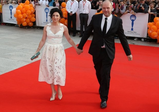 V podobně zvláštních šatech, jako měla ve Varech herečka Martha Issová. běhala po louce moje babička v roce 1950. Nesourodé květované spoje působily opravdu bizarně V podobně zvláštních šatech, jako měla ve Varech herečka Martha Issová. běhala po louce moje babička v roce 1950. Nesourodé květované spoje působily opravdu bizarně