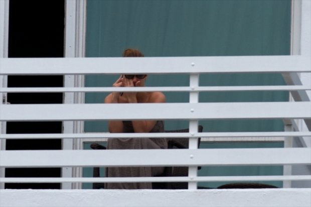 Jennifer Lopez telefonuje na balkóně Jennifer Lopez telefonuje na balkóně