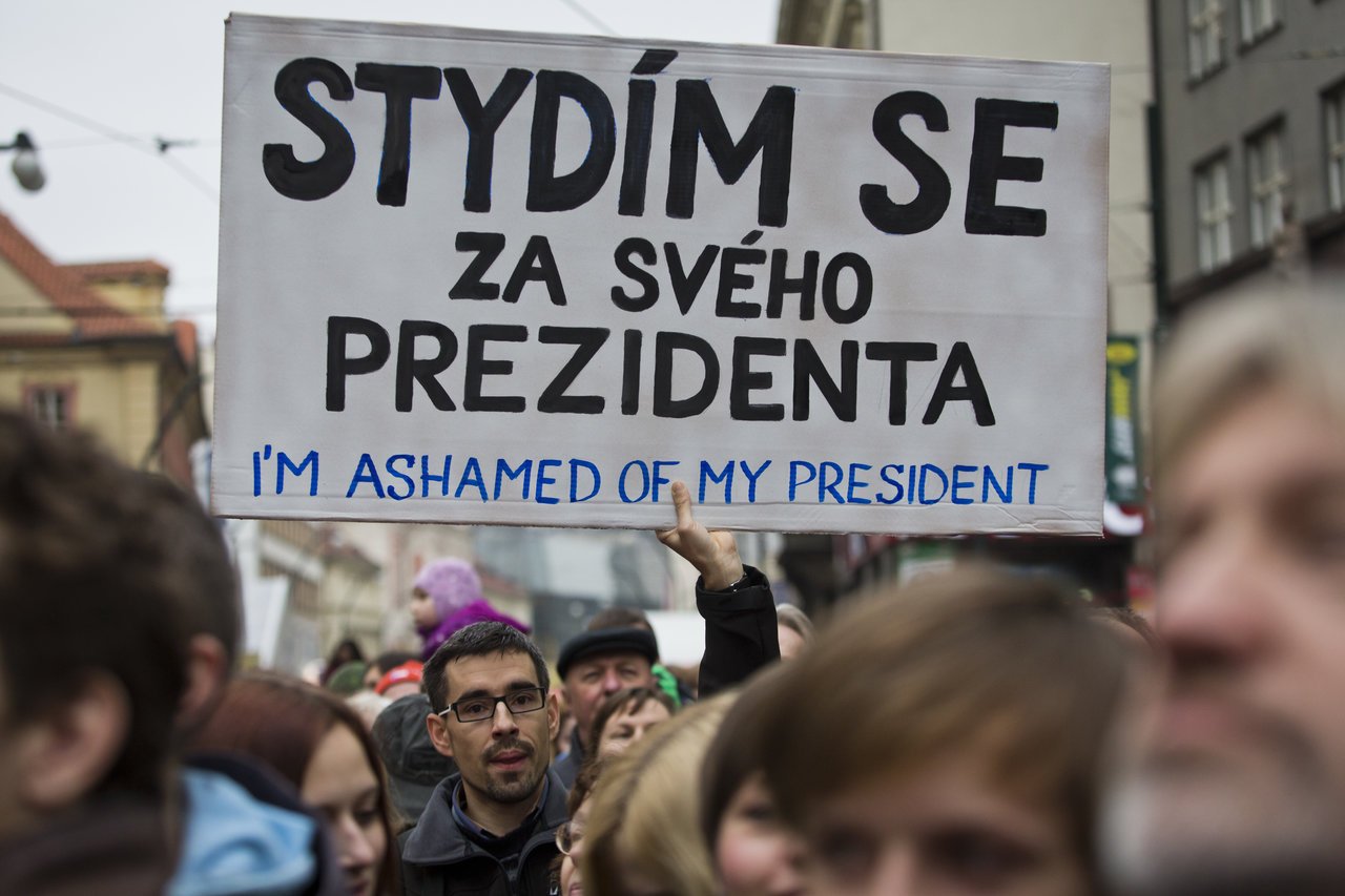 Lidé vypískali Zemana, před vajíčky ho chránila ochranka - Obrázek 3 Lidé vypískali Zemana, před vajíčky ho chránila ochranka - Obrázek 3