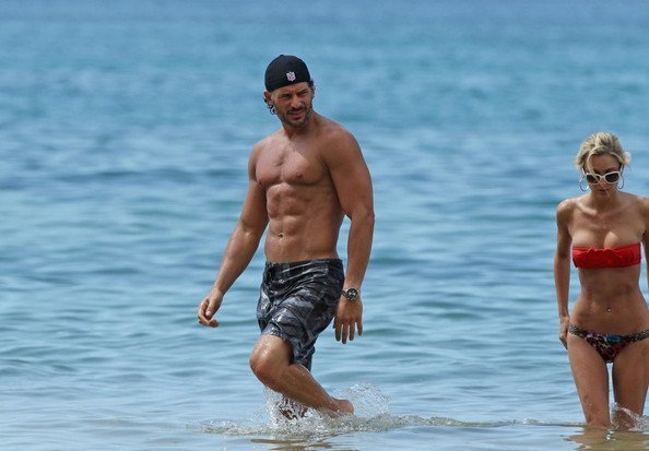 Poprvé se objevil v seriálu TRUE BLOOD, kde hraje vlkodlaka Alcida,nyní hrál v Bez kalhot XXL a teď vystavuje své vymakané tělo u moře. Doma ho obdivuje Sofia Vergara Poprvé se objevil v seriálu TRUE BLOOD, kde hraje vlkodlaka Alcida,nyní hrál v Bez kalhot XXL a teď vystavuje své vymakané tělo u moře. Doma ho obdivuje Sofia Vergara