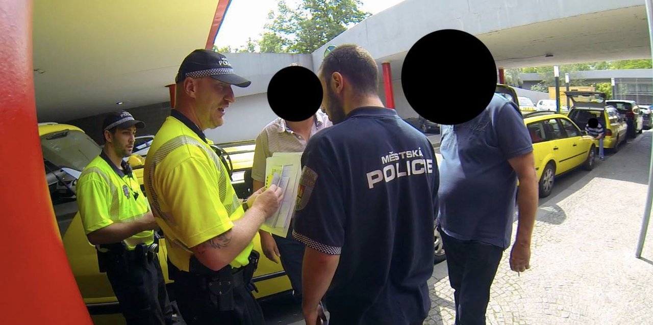 Ve svém kanálu se specializuje na potyčky se strážníky, ke kterým nechová vůbec žádný respekt. Ve svém kanálu se specializuje na potyčky se strážníky, ke kterým nechová vůbec žádný respekt.