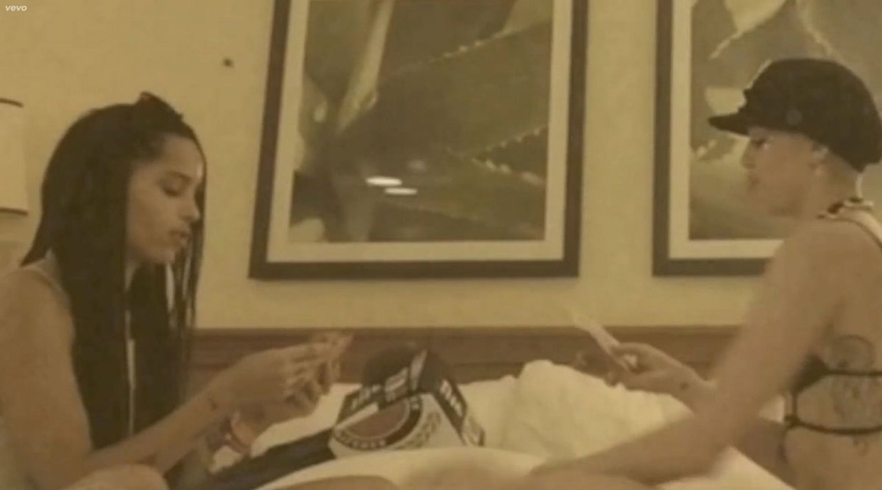 Miley Cyrus a Zoe Kravitz natočily videoklip Bi*ch - Obrázek 2 Miley Cyrus a Zoe Kravitz natočily videoklip Bi*ch - Obrázek 2