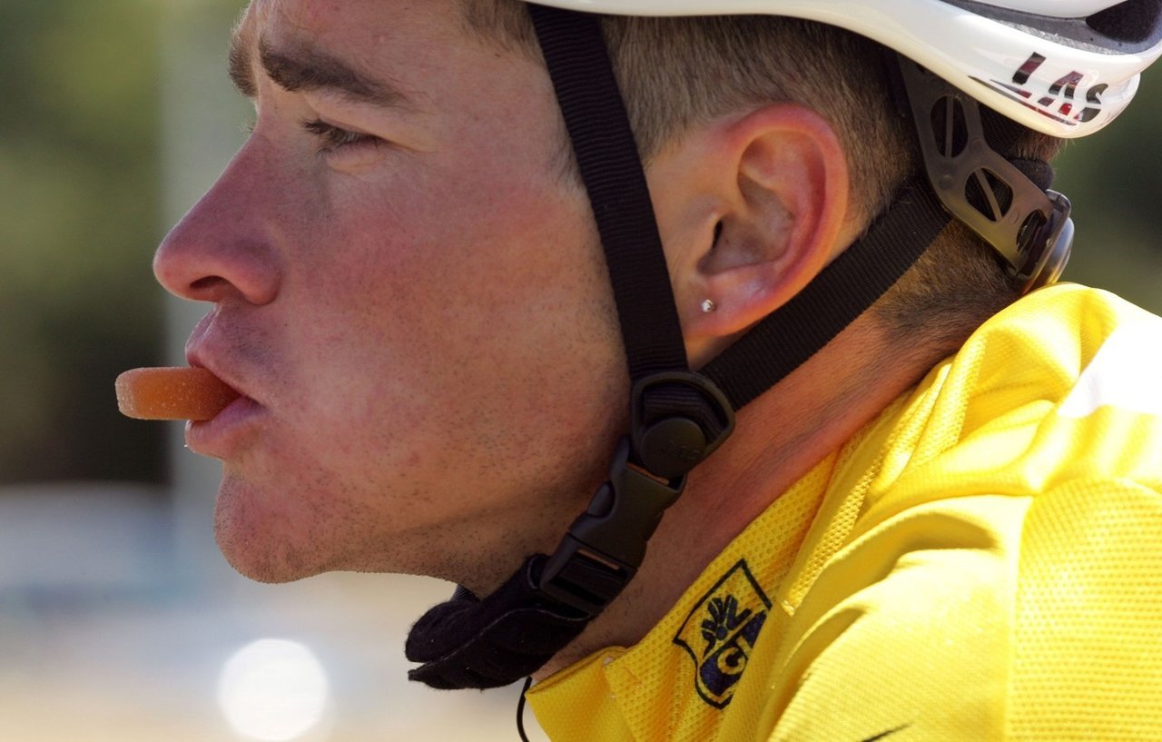 Někteří cyklisté si dávají nakrájené kousky mrkvičky. Někteří cyklisté si dávají nakrájené kousky mrkvičky.