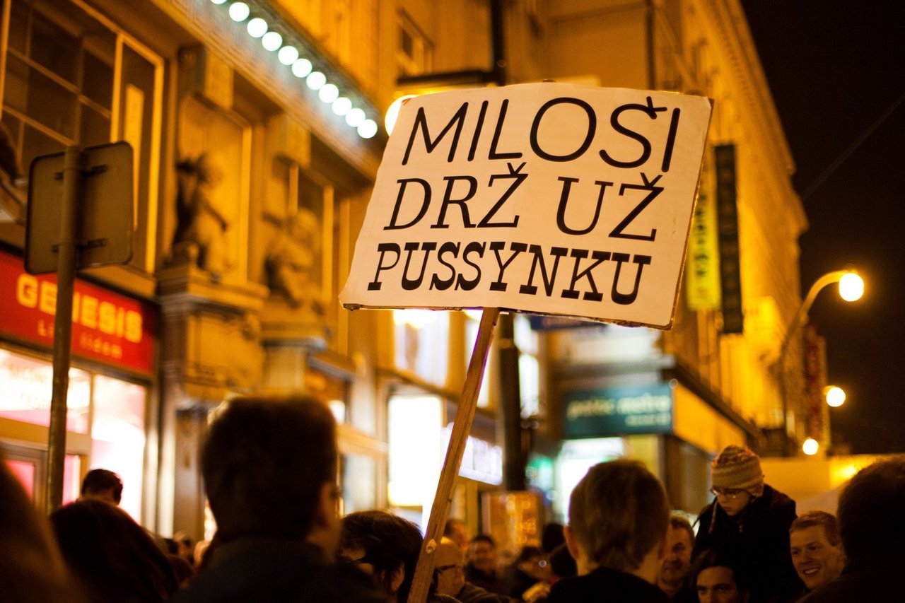 Lidé vypískali Zemana, před vajíčky ho chránila ochranka - Obrázek 8 Lidé vypískali Zemana, před vajíčky ho chránila ochranka - Obrázek 8