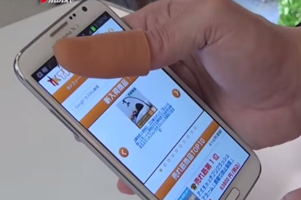 Jeden z majitelů nového iPhonu si musel pořídit kvůli velkému displeji umělý palec Jeden z majitelů nového iPhonu si musel pořídit kvůli velkému displeji umělý palec