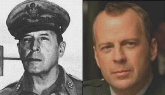 Na nejedné fotce jsou si generál Douglas MacArthur a herec Bruce Willis velmi podobní Na nejedné fotce jsou si generál Douglas MacArthur a herec Bruce Willis velmi podobní