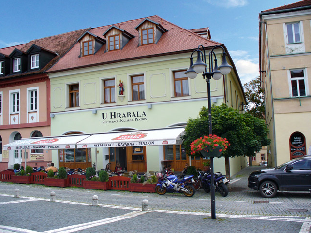 Restaurace a penzion U Hrabala je krásné místo se zahrádkou, kde se výborně najíte. Aby ne, když jej doporučuje samotný šéf Restaurace a penzion U Hrabala je krásné místo se zahrádkou, kde se výborně najíte. Aby ne, když jej doporučuje samotný šéf