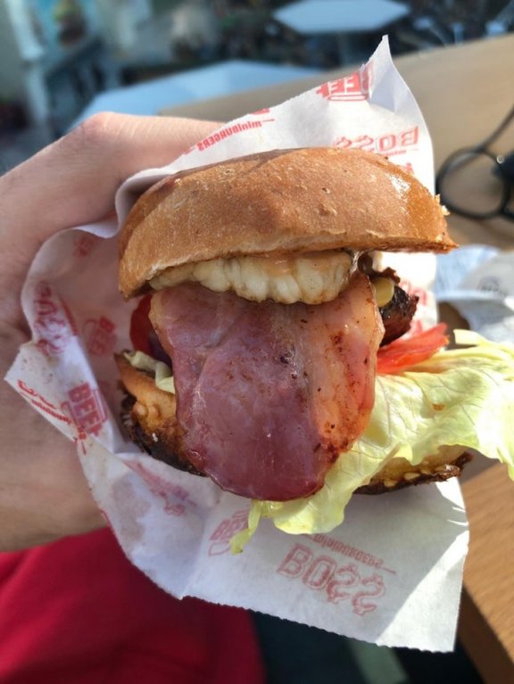 Vážně ten burger vyplazuje jazyk? Vážně ten burger vyplazuje jazyk?
