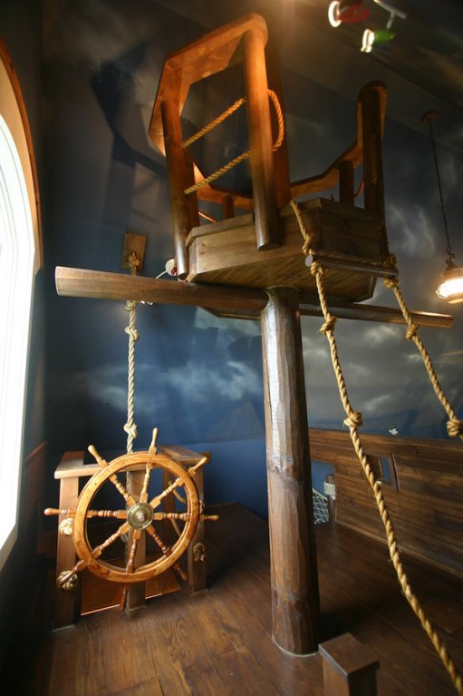 Pirátský pokoj navrhl a vytvořil designér Steve Kuhl. Místnosti dominuje loď, do které se nastupuje po lanovém mostě Pirátský pokoj navrhl a vytvořil designér Steve Kuhl. Místnosti dominuje loď, do které se nastupuje po lanovém mostě
