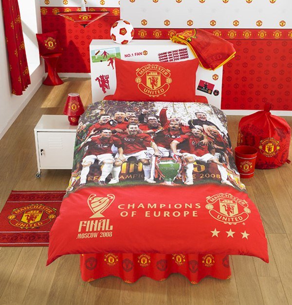 Dětský pokoj nebo svatyně klubu Manchester United? Obojí Dětský pokoj nebo svatyně klubu Manchester United? Obojí