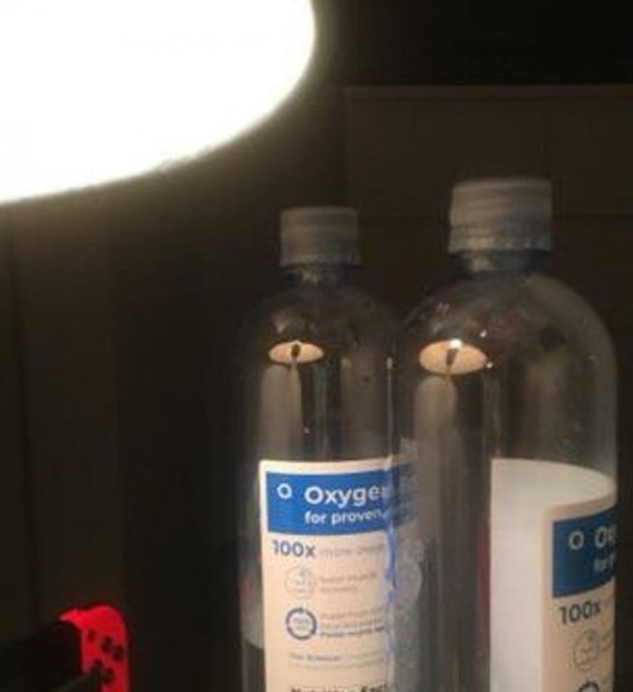 Když odraz ve skle vytvoří oči. Když odraz ve skle vytvoří oči.