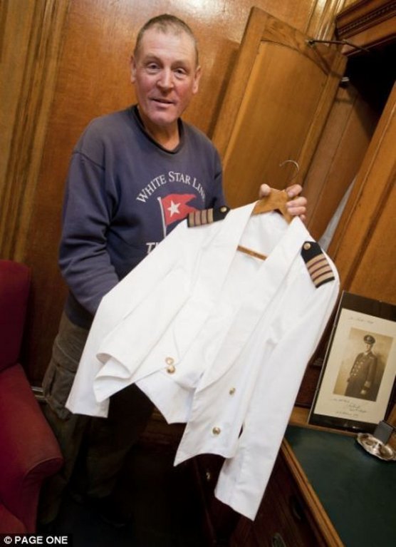 John Siggins se starou uniformou společnosti White Star Line John Siggins se starou uniformou společnosti White Star Line
