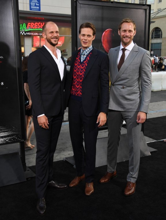 Zleva bratři Gustaf Skarsgård, Bill Skarsgård a Alexander Skarsgård Zleva bratři Gustaf Skarsgård, Bill Skarsgård a Alexander Skarsgård