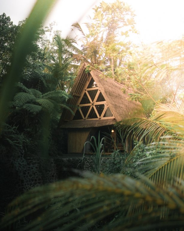 Hideout Bali je prvním z domků a trochu připomíná české chatičky, i když stojí v džungli Hideout Bali je prvním z domků a trochu připomíná české chatičky, i když stojí v džungli