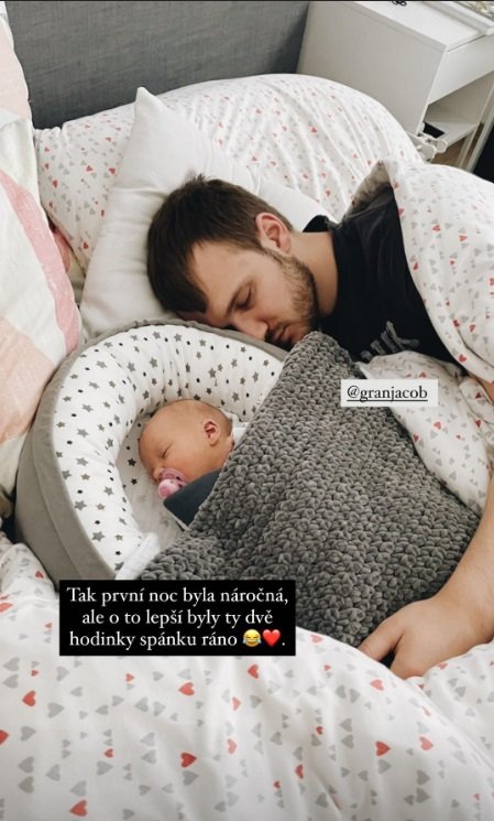 Malá Emička už je doma. Malá Emička už je doma.
