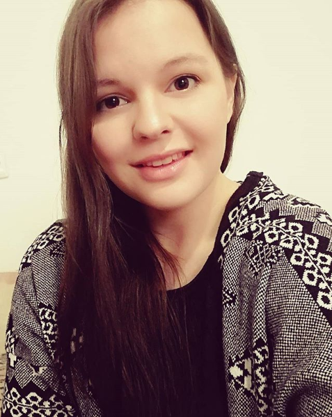 Youtuberka Sára Holanová. Youtuberka Sára Holanová.